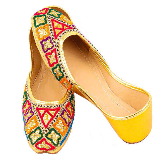 Handcrafted velvet khussa for women